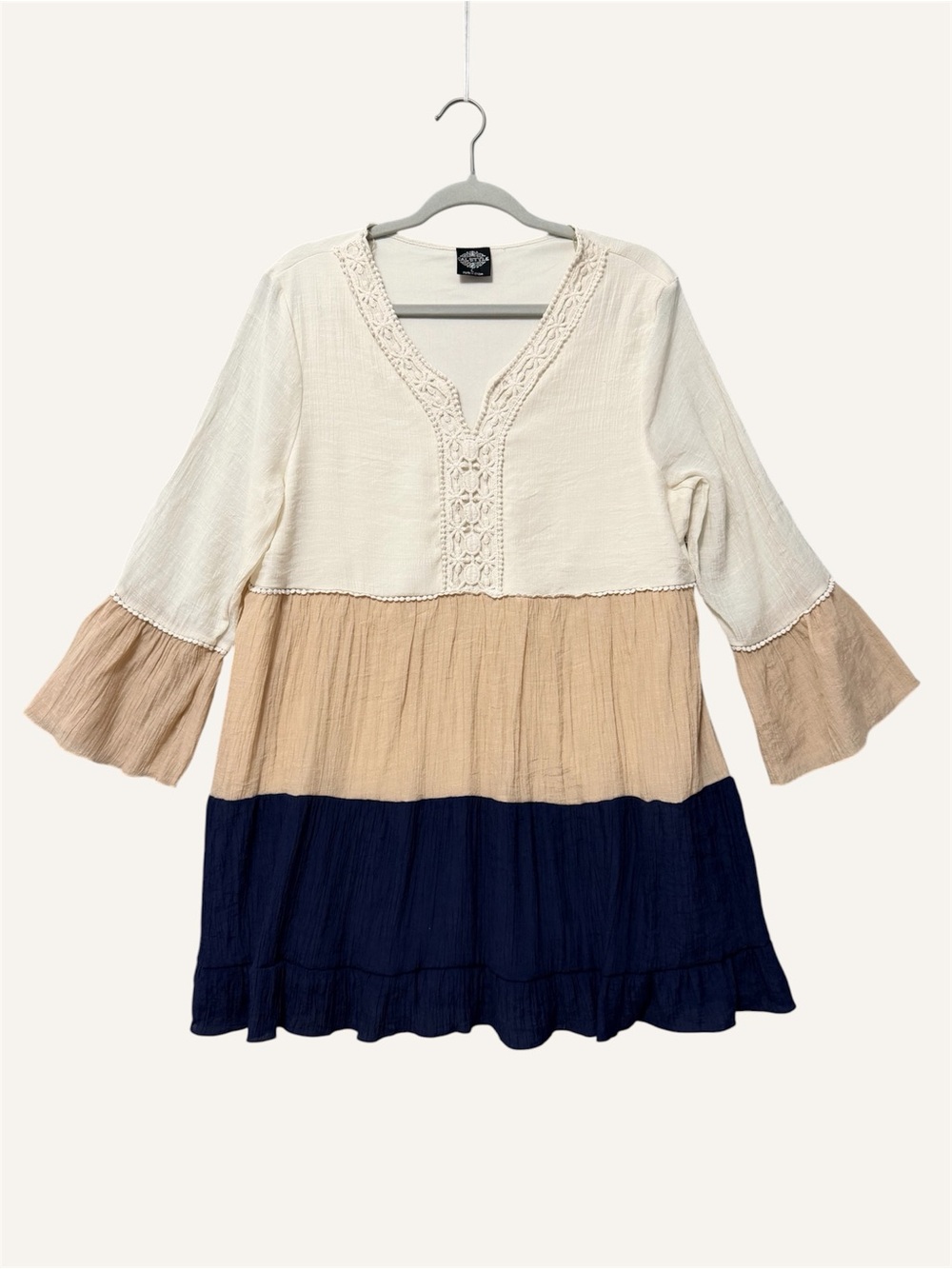 CalStyle Tiered Crochet Trim Tunic Top Size Large Tan Blue Boho Flare Sleeves